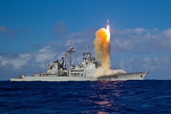 Tàu tuần dương tên lửa USS Lake Erie (CG-70) lớp Ticonderoga của Hải quân Mỹ phóng tên lửa SM-3 tiến hành thử nghiệm đánh chặn (ảnh tư liệu/minh họa)